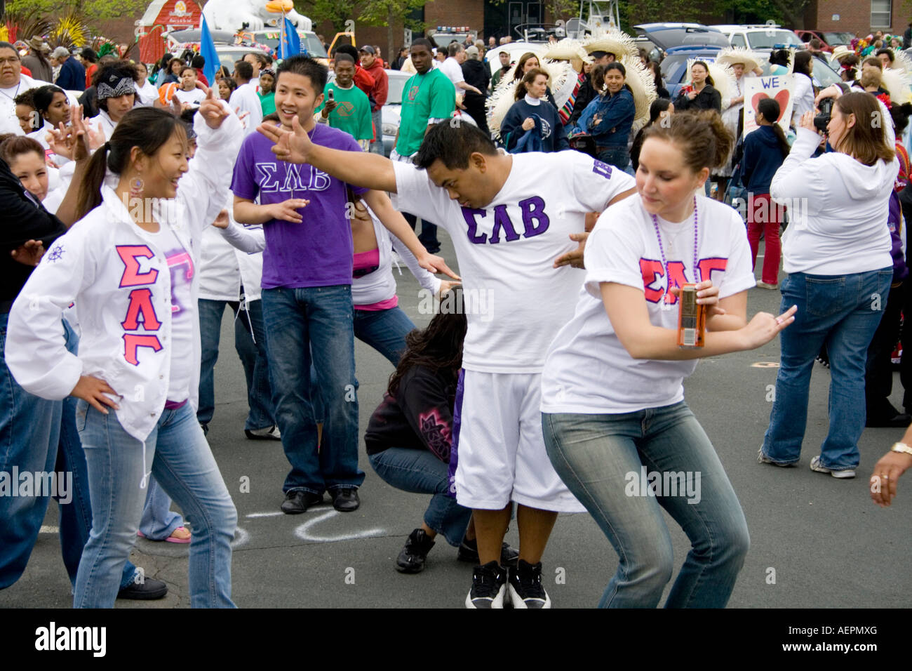 Gamma Lambda Sigma Sorority latinas, Latinas la fraternidad Sigma Lambda Beta bailando. Cinco de Mayo Fiesta. 'St Paul' Minnesota USA Foto de stock