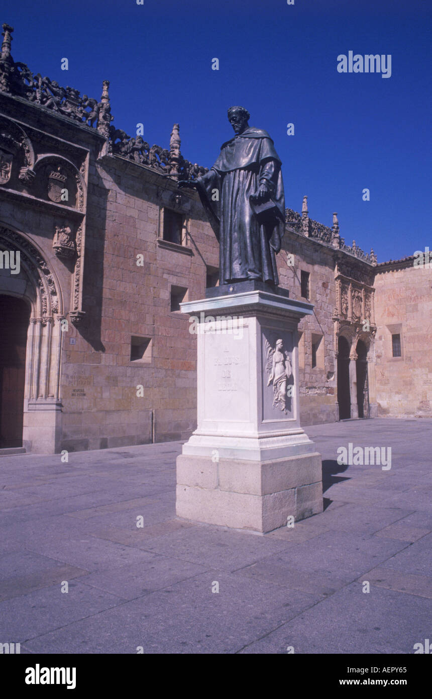 Estatua de Fray Luis de León Universidad Salamanca Castilla León España Foto de stock