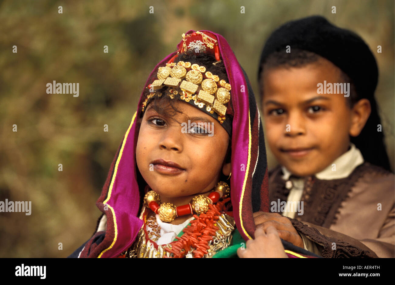 Libia Ghadames niños vestidos para asistir a la boda de familia Fotografía de stock - Alamy Libia Ghadames niños vestidos para asistir a la boda de familia Fotografía de stock - Alamy