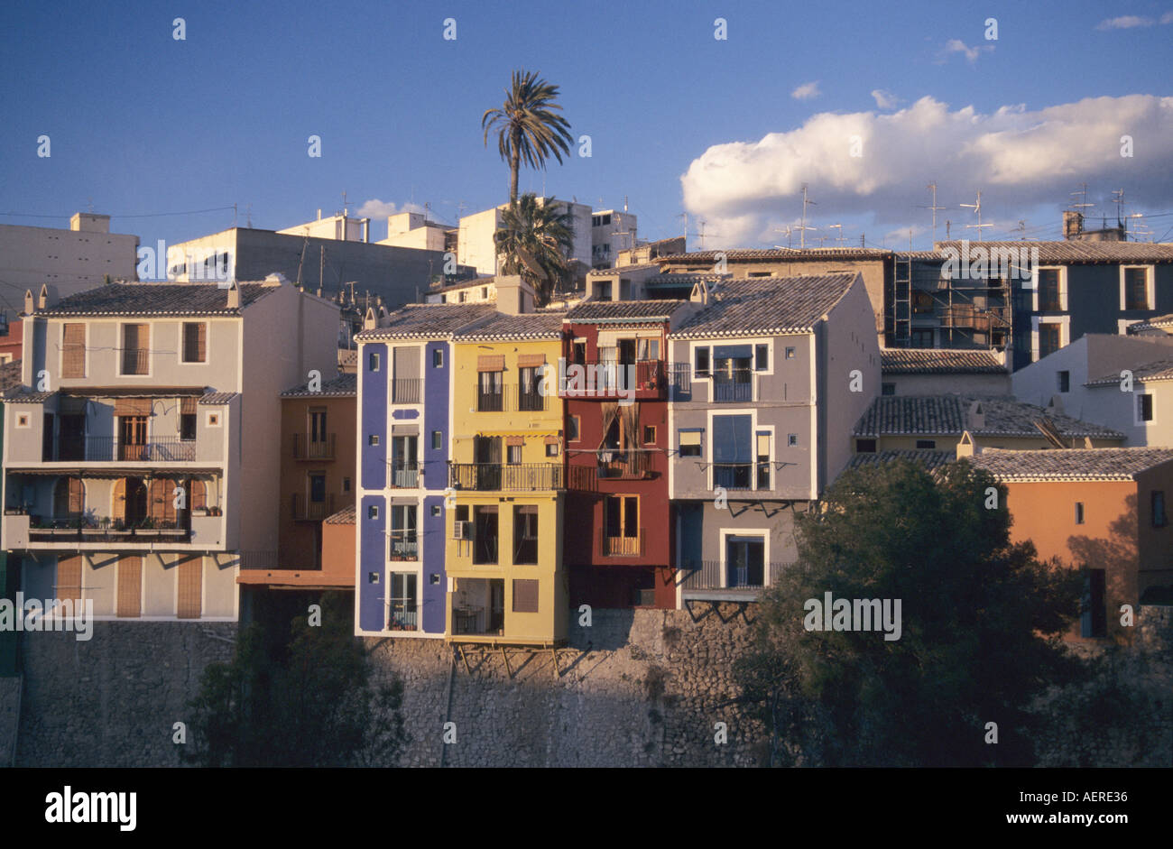 Casas de colores, donde se posan sobre el río Amadorio, Villajoyosa. Costa  Blanca Provincia Alicante Valencia España Fotografía de stock - Alamy
