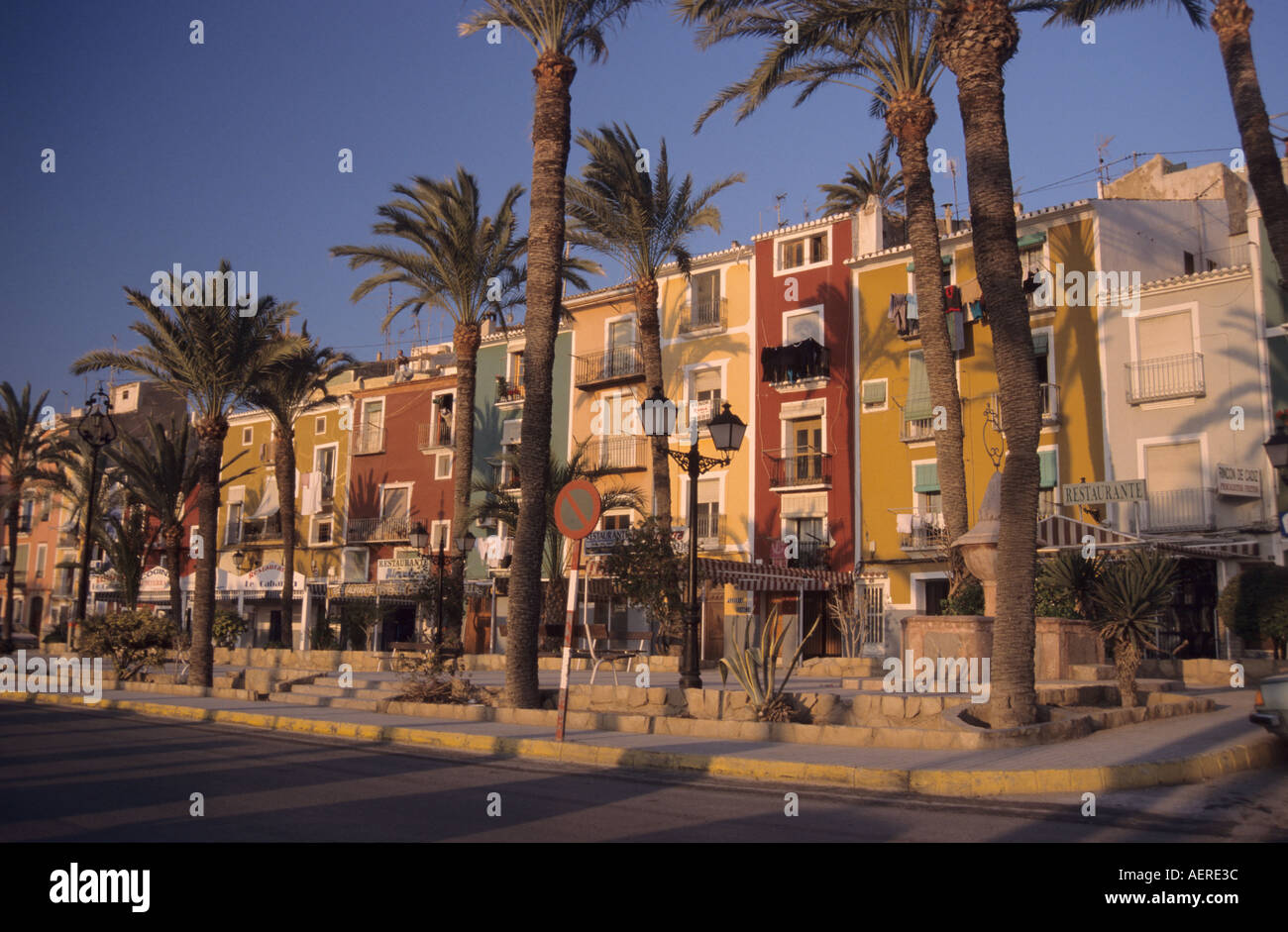 Villajoyosa casas típicas de color y palmeras, Blanca proporcionar de  Alicante Valencia España Fotografía de stock - Alamy