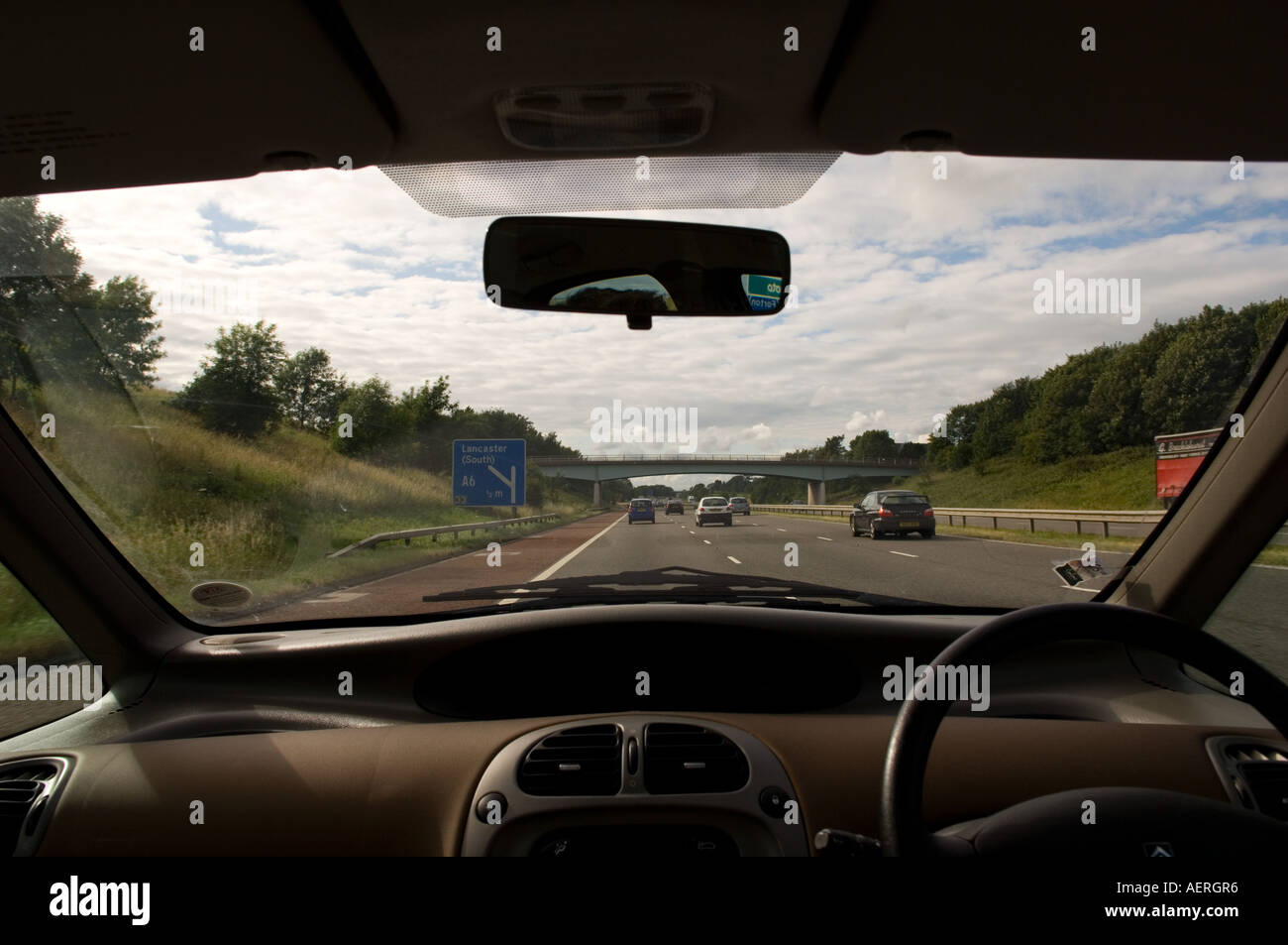 La vista a través del parabrisas de un automóvil que viajaba en el