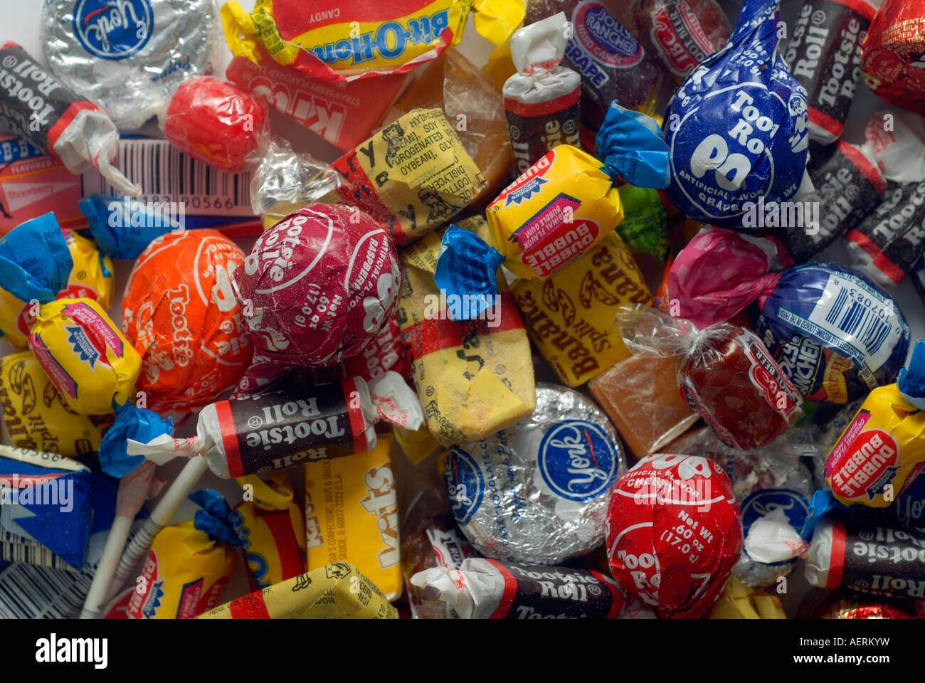 Un surtido de dulces para una sola porción envuelta individualmente Foto de stock