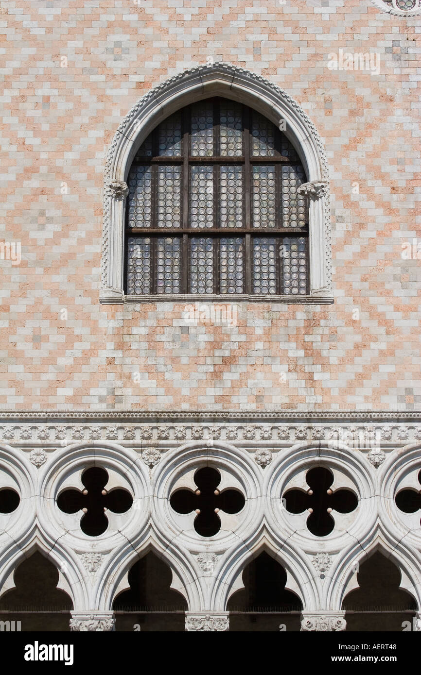 Verona Rosa Mármol y piedra de Istria fachada exterior del Palacio Ducal Venecia Italia Foto de stock