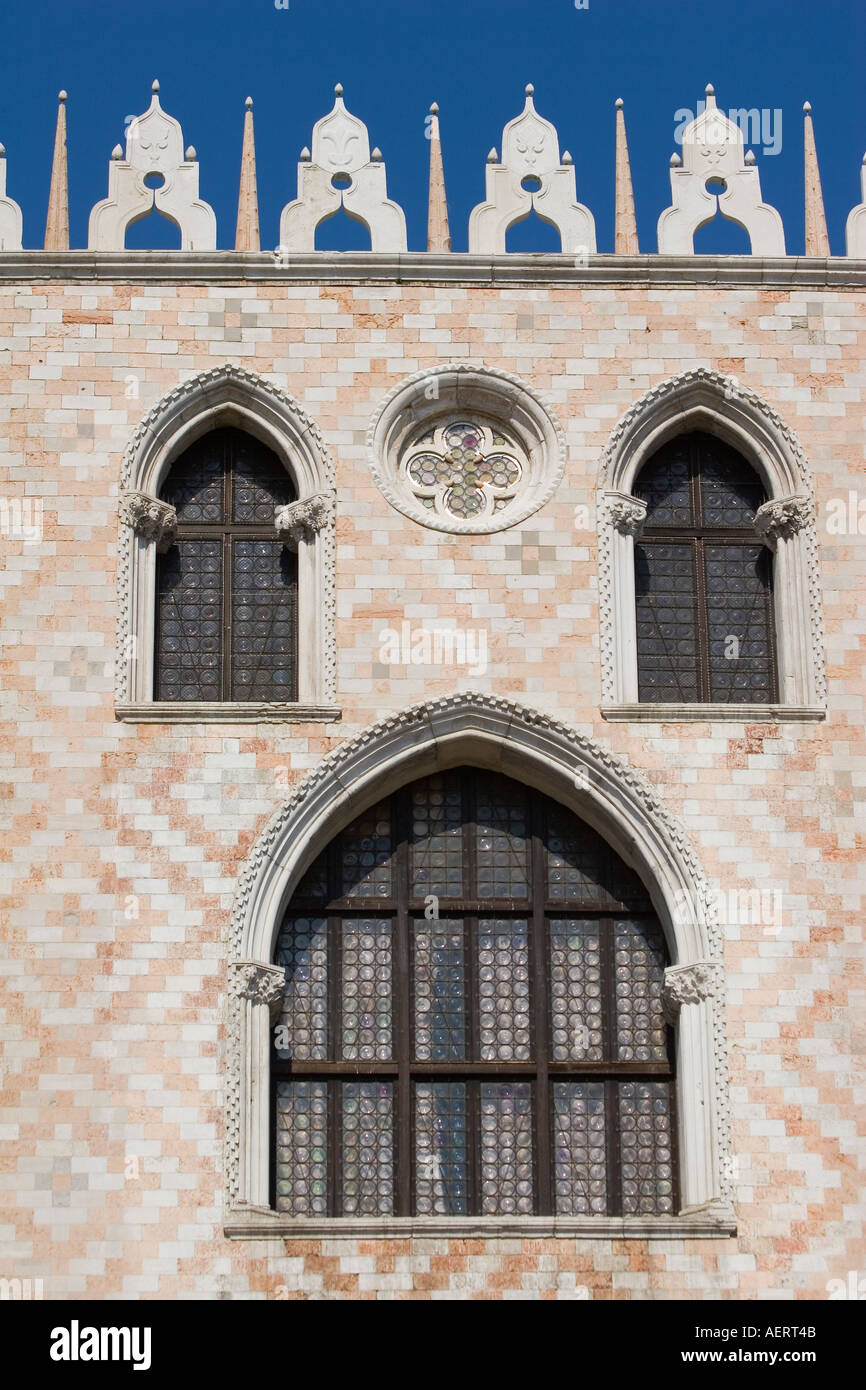 Cristal veneciano ventanas arqueadas en Verona Rosa Mármol y piedra de Istria fachada exterior del Palacio Ducal Venecia Italia Foto de stock