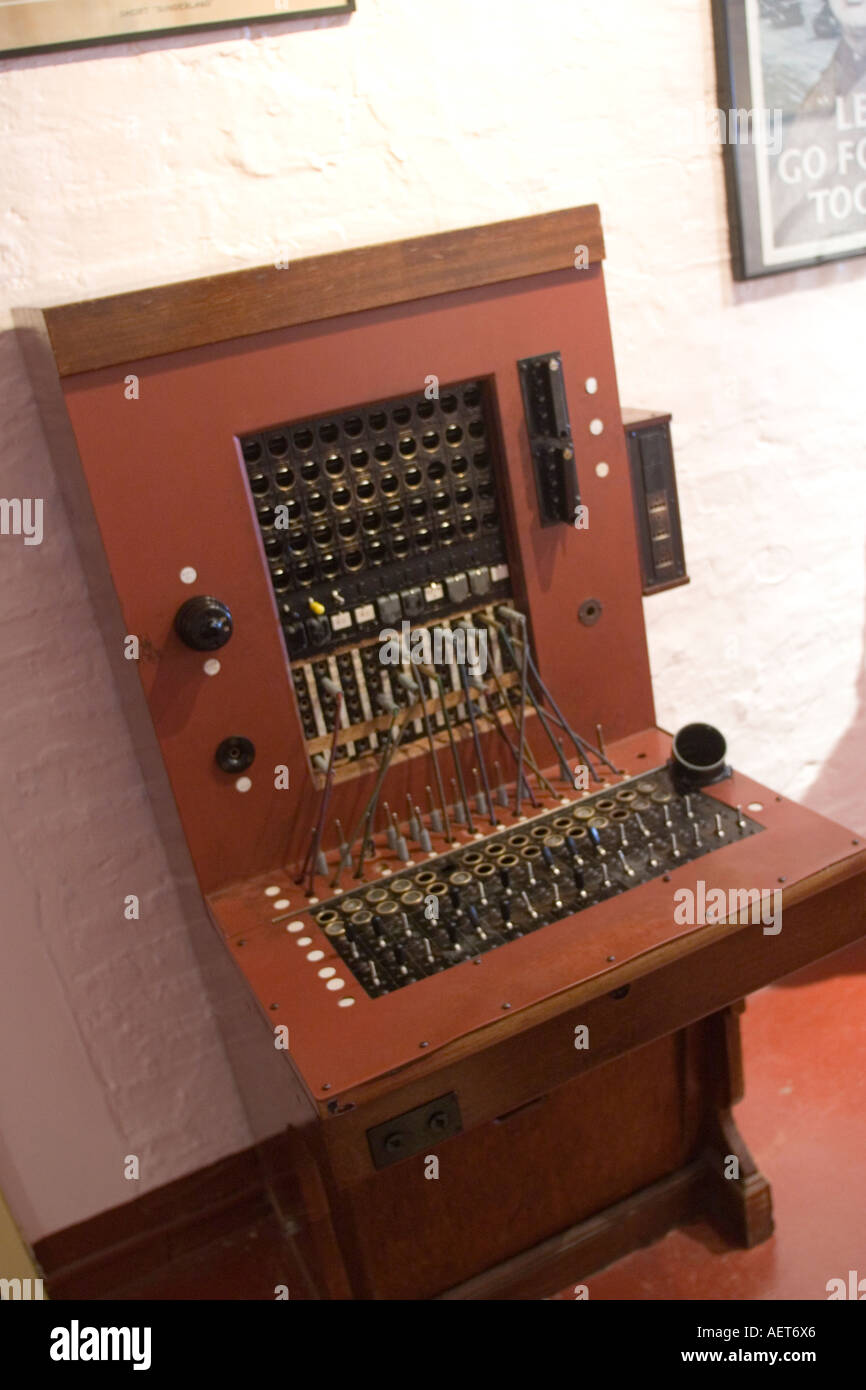 Una centralita telefónica de principios del siglo XX que contiene 50 líneas  dobles con construido en cables de trunking. Desde Meyers Lexicon,  publicado en 1924 Fotografía de stock - Alamy
