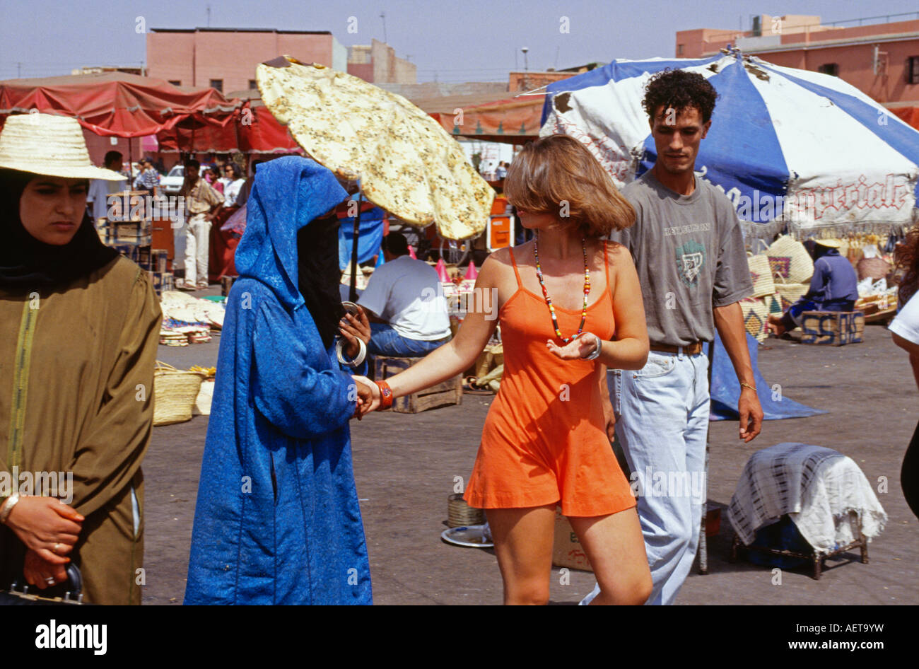 Marruecos Marrakech pulsera mujer vende a los turistas en la plaza llamada Djema el Fna. Foto de stock