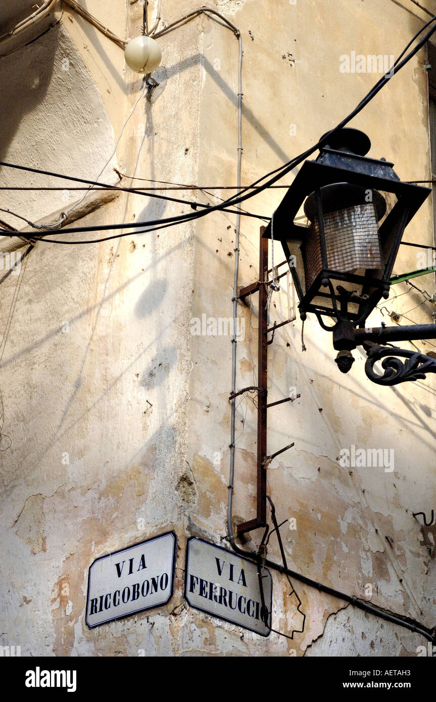 La histórica ciudad vieja medieval La Pigna de San Remo, Italia Foto de stock