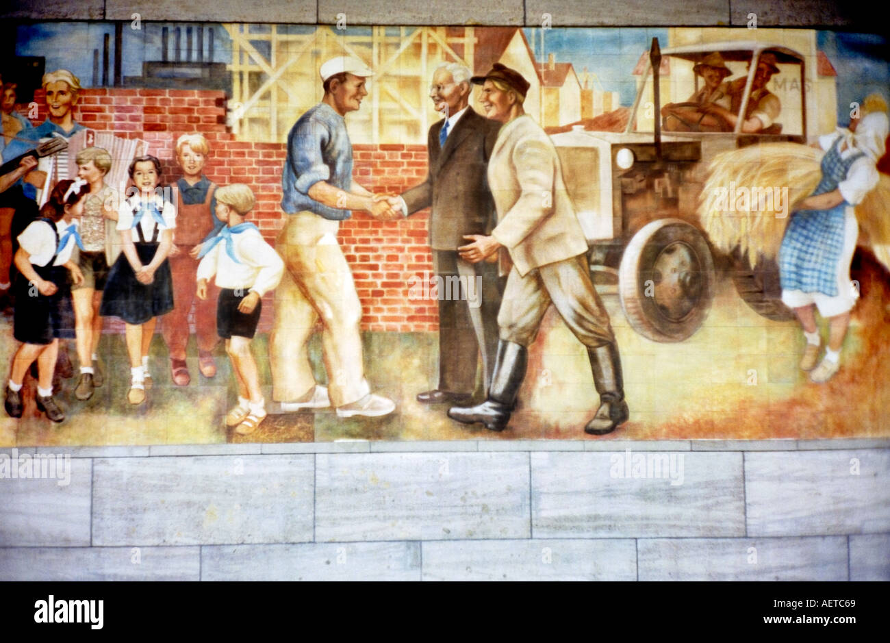 Mural De La Rda En La Ex Alemania Oriental Ministerio De Finanzas Berlin Alemania Fotografia De Stock Alamy