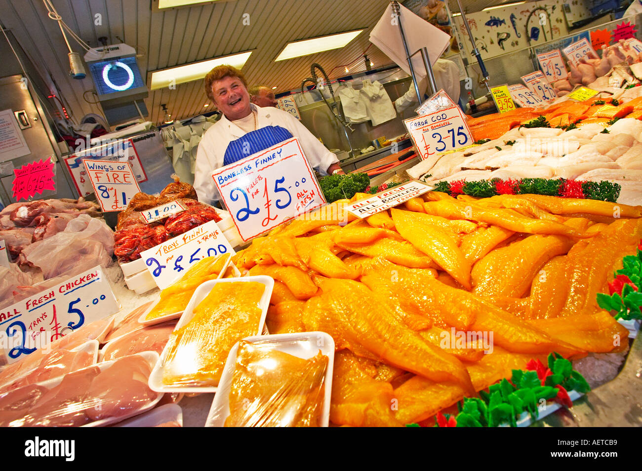 Puesto de venta en el mercado de pescado fresco en Doncaster, REINO UNIDO Foto de stock