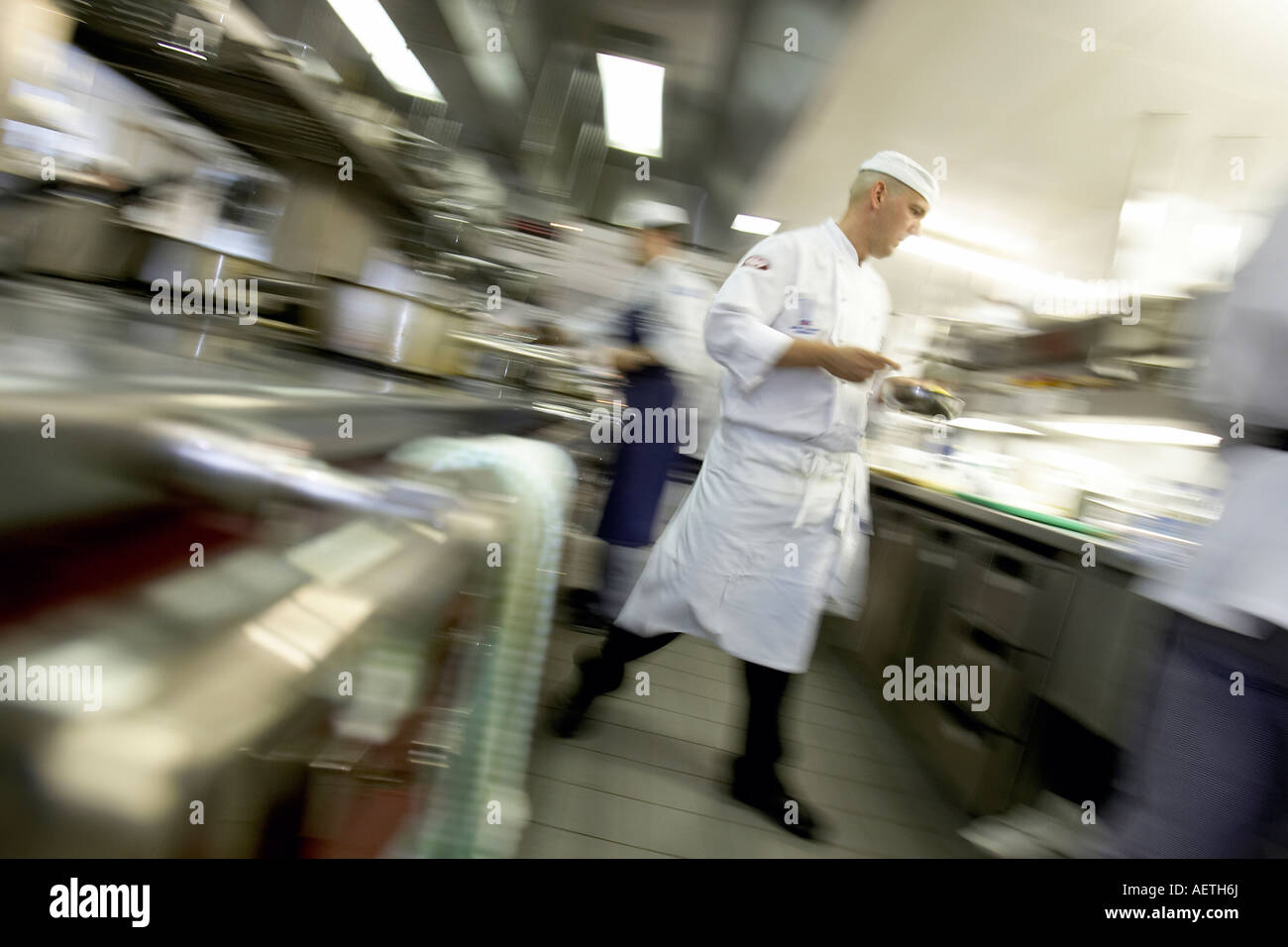 Un chef sirve un plato es un restaurante de cocina. Foto de stock