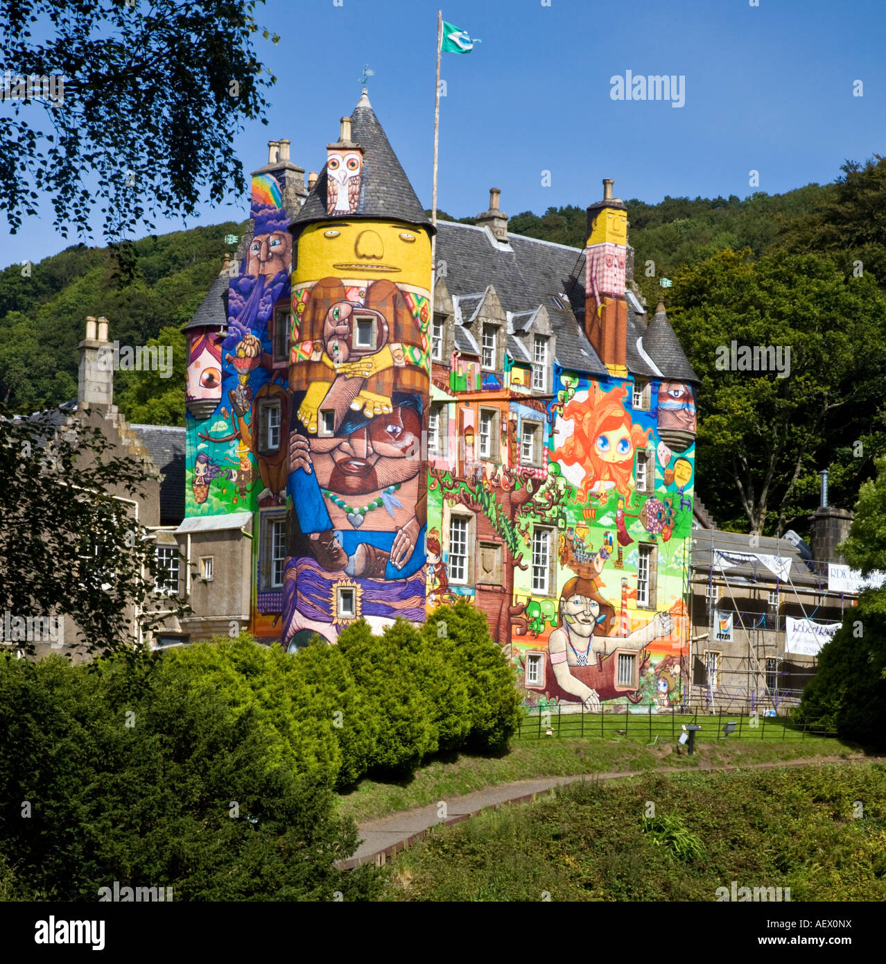 El proyecto de graffiti en Kelburn Castle Ayrshire pintados por artistas brasileños Os Gemeos, Nina Pandolfo y nunca Foto de stock