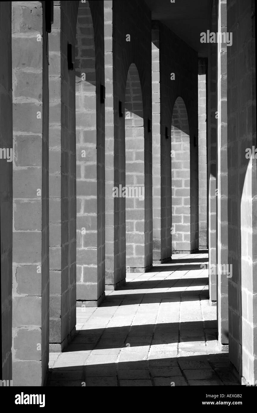 El juego de luz y sombra a través de la arquitectura Fotografía de stock -  Alamy