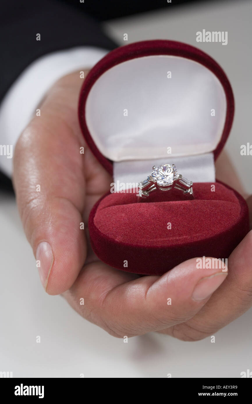 Cierre de anillo de diamantes en la caja de terciopelo Foto de stock