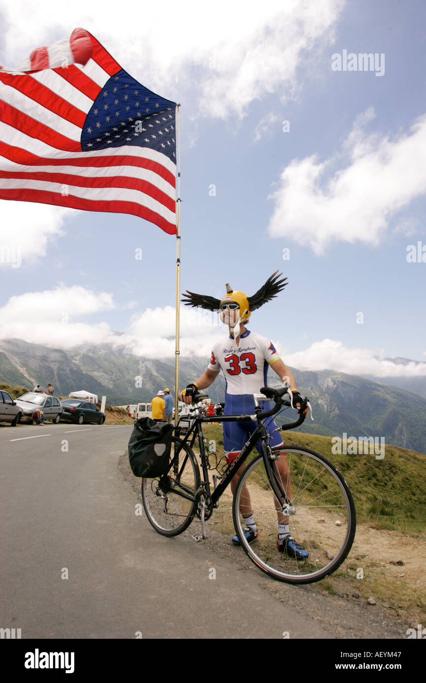 Lance Armstrong americana fan el águila espera en los Pirineos col d  Aubisque para los riders tour Fotografía de stock - Alamy