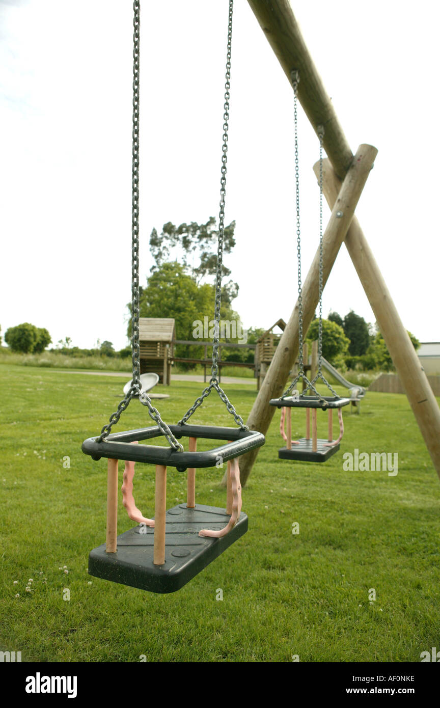 Columpios para niños en un pequeño parque Fotografía de stock - Alamy