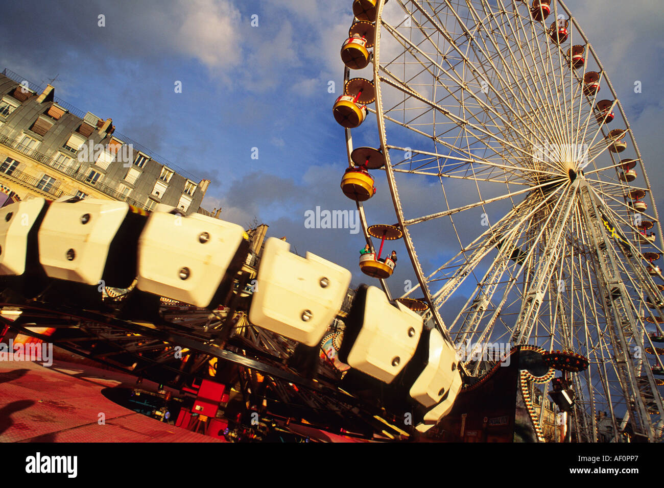 Francia París la rueda de ferris en las Tullerías (Jardin des Tuileries). Jardín público entre el Museo del Louvre y la Plaza de la Concordia. Foto de stock