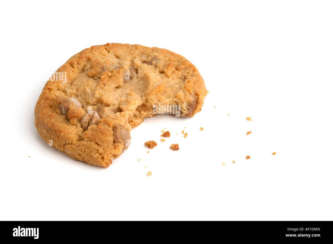 Galleta de chocolate con mordida sacado Foto de stock