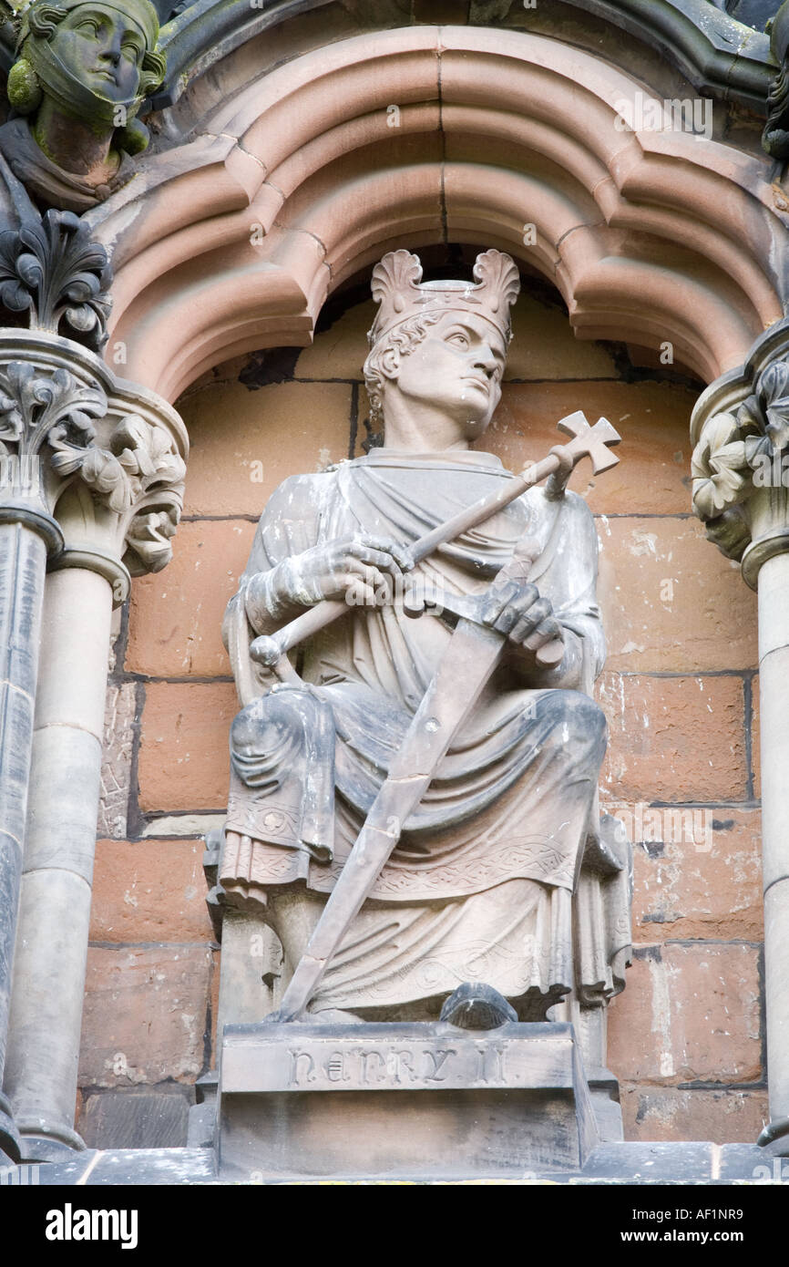 Estatua del rey Enrique II en el frente occidental de la Catedral de Lichfield, Staffordshire Foto de stock