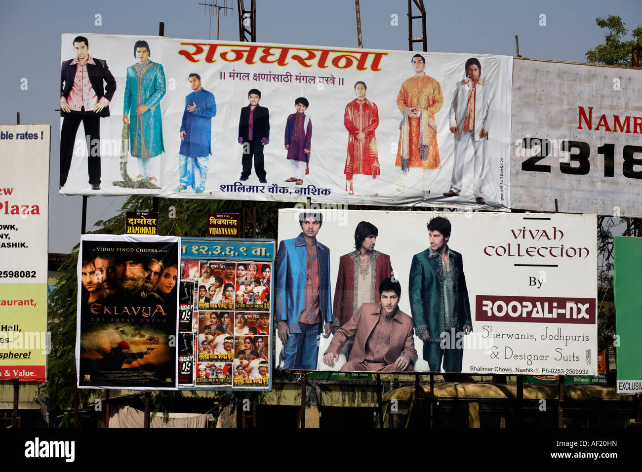 Anuncios vallas publicitarias para la ropa masculina tradicional India y  modas modernas, Nasik, India Fotografía de stock - Alamy