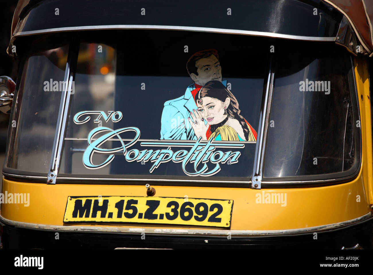 Imagen de una pareja India romántica abrazando el parabrisas delantero de rickshaw auto, Nasik, India Foto de stock