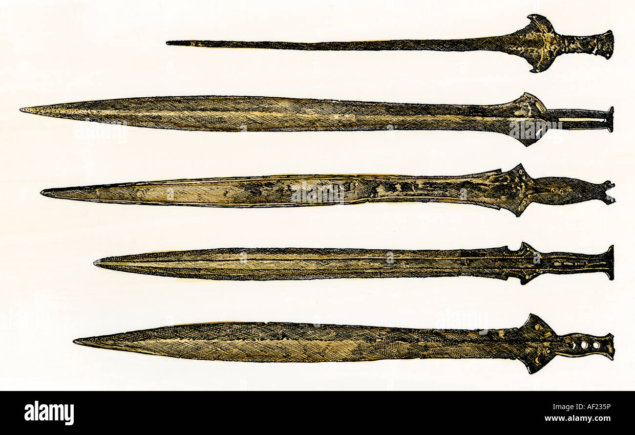 Espadas de bronce de los Celtas encontrados en Irlanda. Xilografía coloreada a mano Foto de stock
