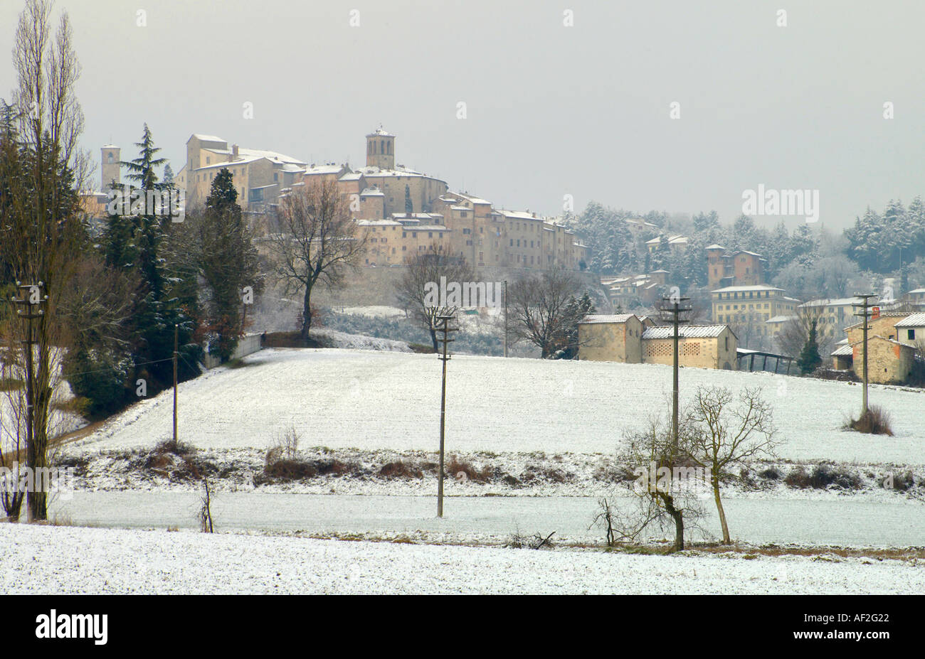Ciudad Meidieval de Anghiari cubiertas de nieve Foto de stock
