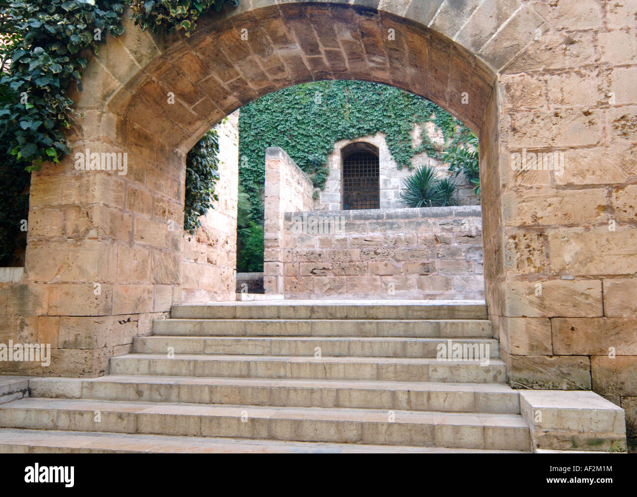 Arch en jardín en Palma de Mallorca, España Foto de stock