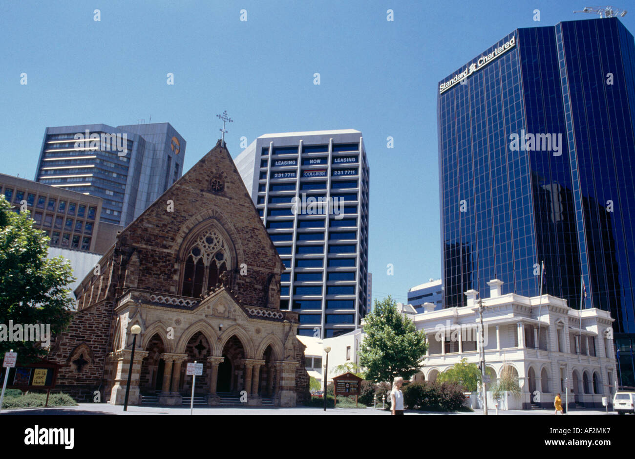 Adelaida Australia y Standard Chartered Bank edificios Flinders Street Peregrino Iglesia unida Foto de stock