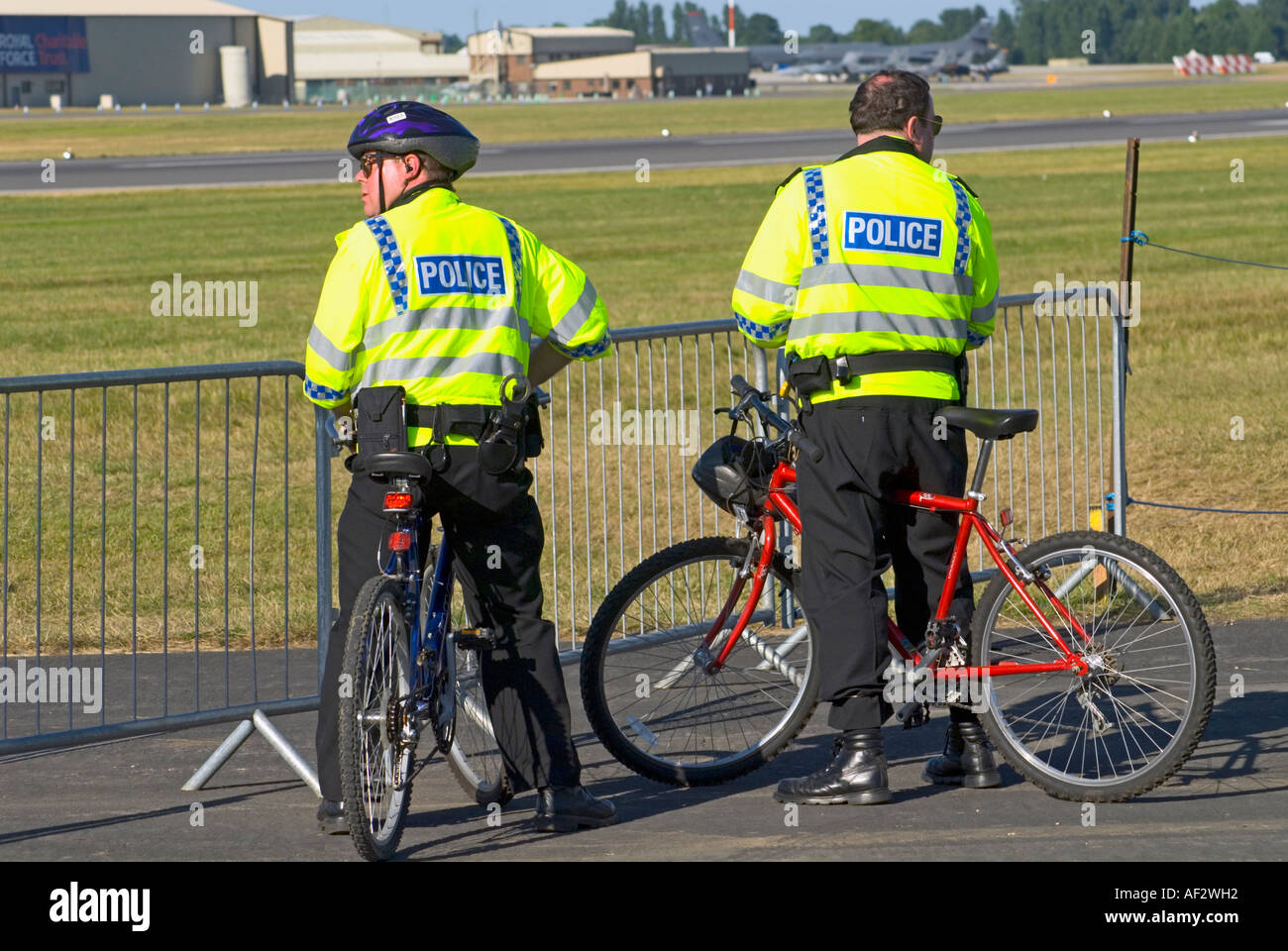 Policías en bicicletas inspeccionar la pista principal en RAF Fairford durante el Royal International Air Tattoo RIAT 2006 Foto de stock