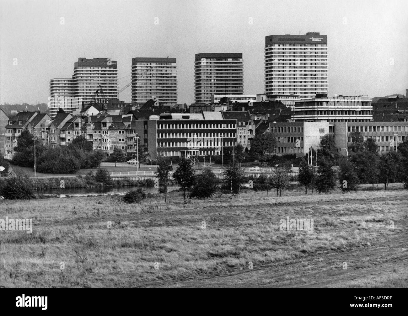 Iduna edificios altos en la City-Center, Alemania, NRW, Muelheim a.d. Ruhr Foto de stock