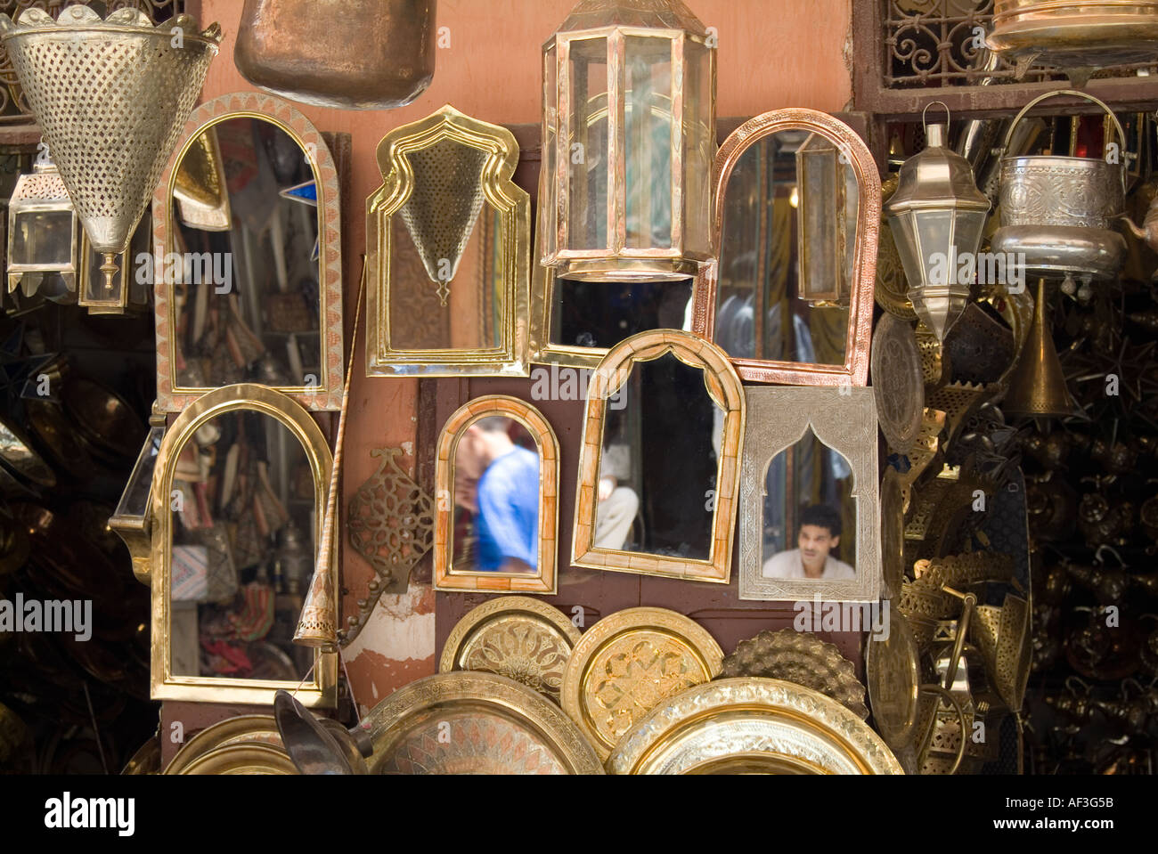Marrakech Marruecos, espejos y lámparas en una tienda de souvenirs  Fotografía de stock - Alamy