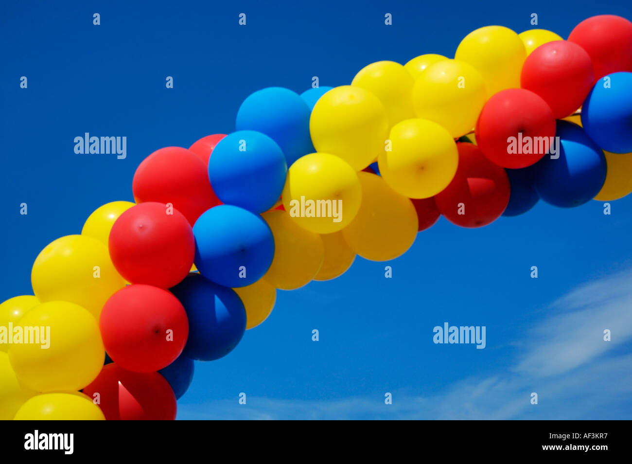Globos multicolores en un arco Fotografía de stock - Alamy