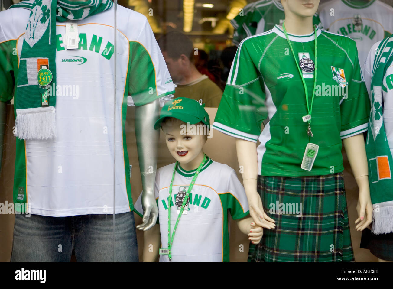 Escaparate de maniquíes vestidos de kits de fútbol irlandés Foto de stock