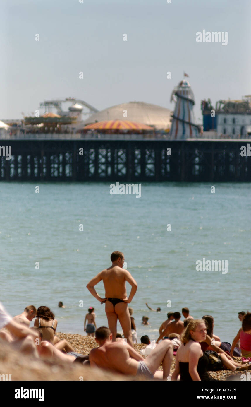 Hombre en Tanga en la playa de Brighton Fotografía de stock - Alamy
