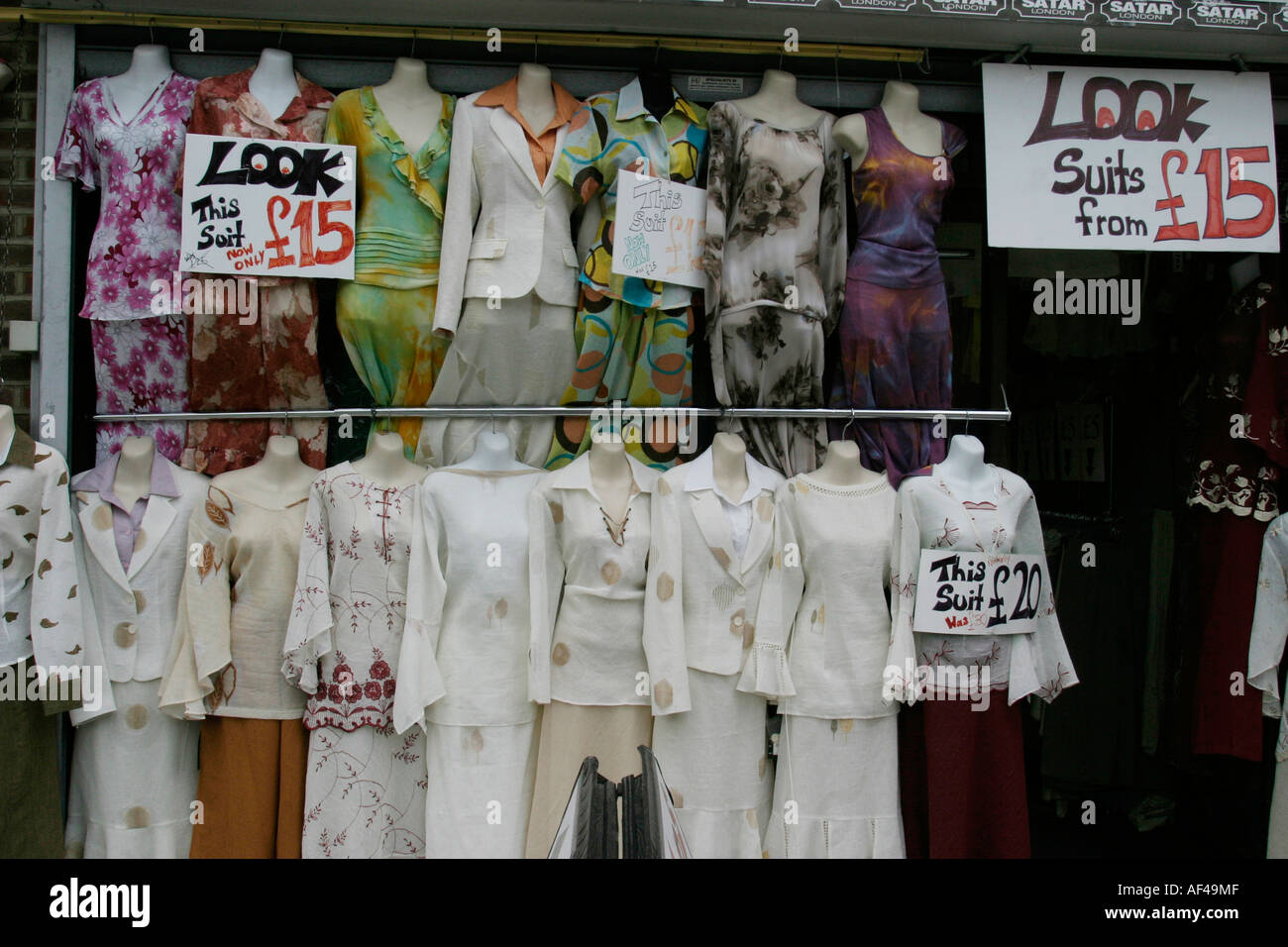 Vestidos baratos para la venta en una tienda de gangas en Finsbury Park,  Londres Fotografía de stock - Alamy