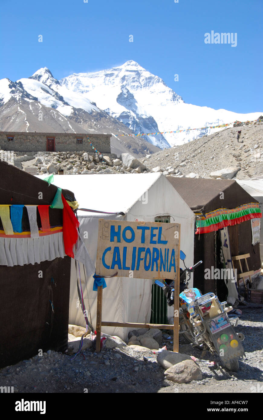 El Hotel California en una carpa con Everest Chomolungma el campamento base  del Everest Tibet China Fotografía de stock - Alamy