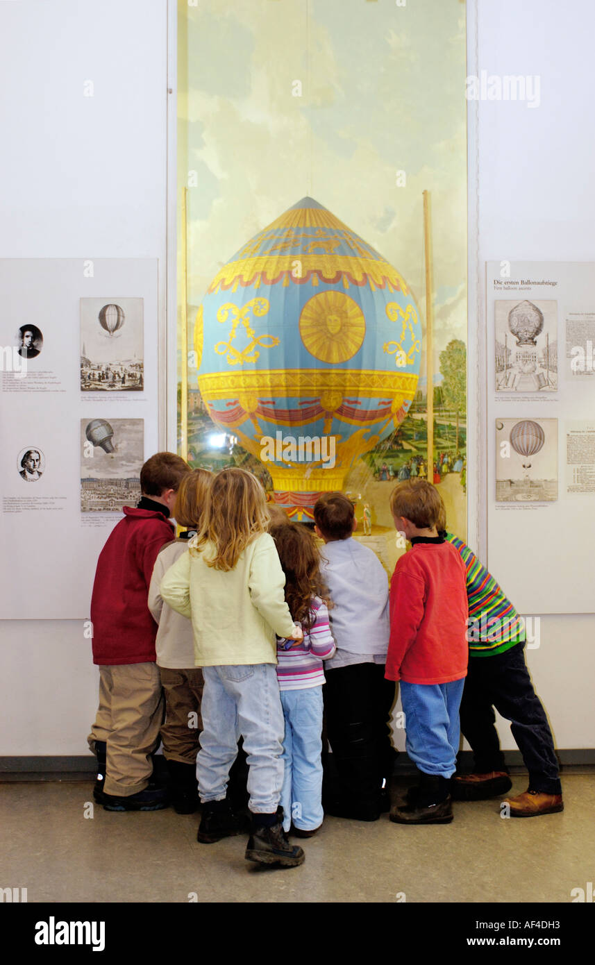 Grupo con niños pequeños mirando un globo de aire caliente, el compartimento de la aviación, Deutsches Museum, Munich, Alemania Foto de stock
