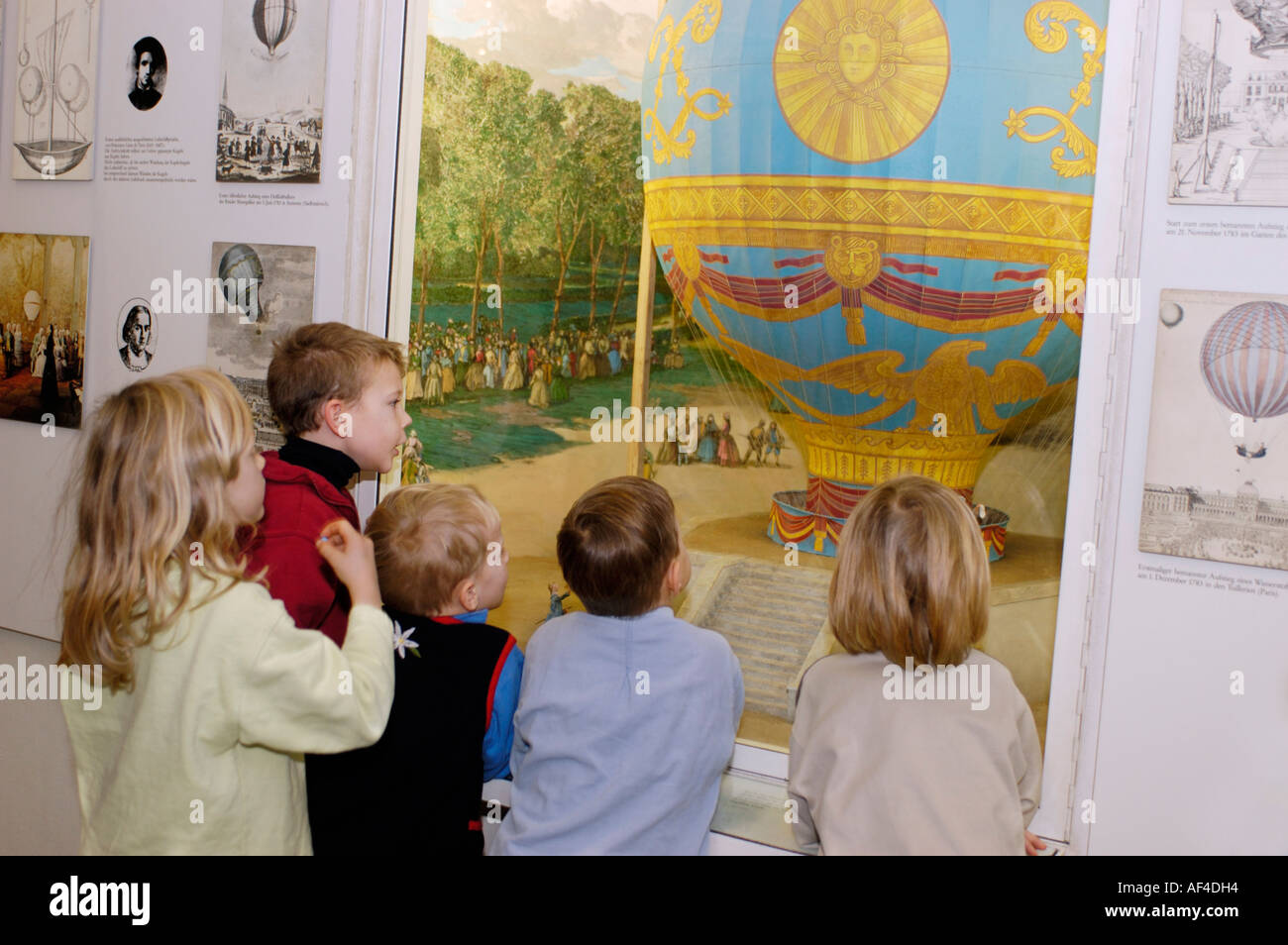 Grupo con niños pequeños mirando un globo de aire caliente, el compartimento de la aviación, Deutsches Museum, Munich, Alemania Foto de stock