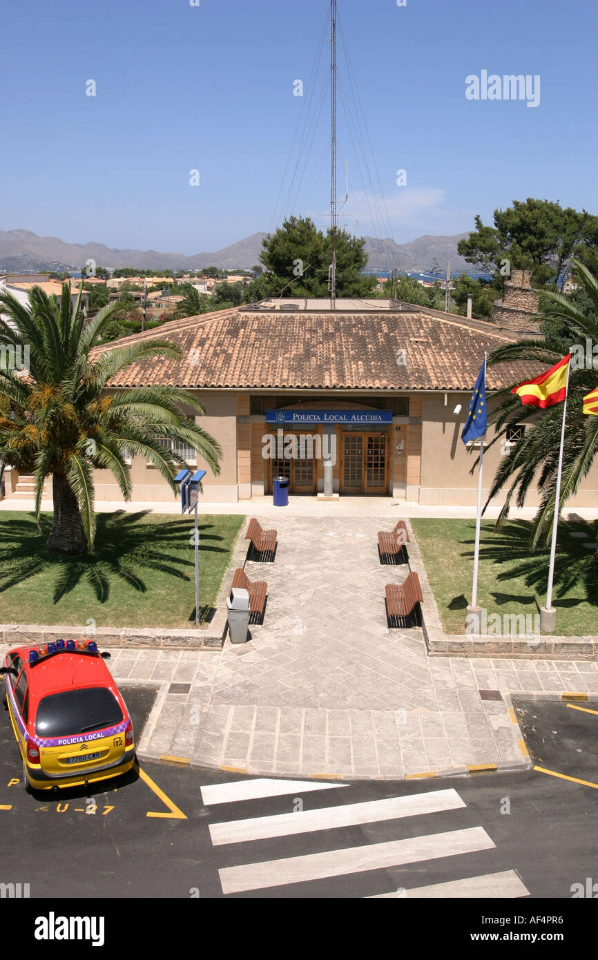 La estación de policía local en el casco antiguo de la ciudad de Alcudia,  Mallorca, España Fotografía de stock - Alamy