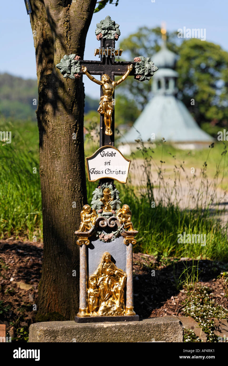 Cruz en Neukirchen bei Heilig Blut inscripción Gelobt sei Jesus Christus Alto Palatinado, Baviera, Alemania Foto de stock