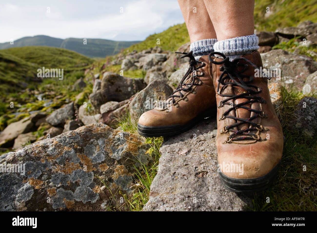 Botas de senderismo zapatos de cuero pies rocas salud ejercicio caminando  afuera campiña de Gales GB UK Fotografía de stock - Alamy