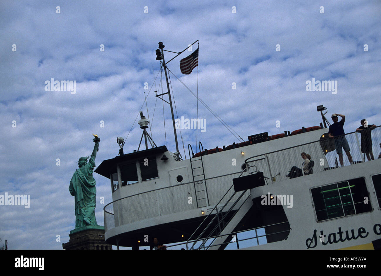 Estatua de la libertad inusual ver barco Foto de stock