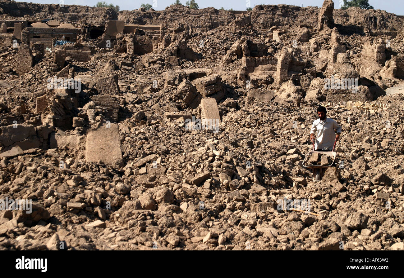 Vista de la antigua ciudadela (Arg e Bam) en Bam, un año después del terremoto que destruyó la ciudad entera, Irán. Foto de stock