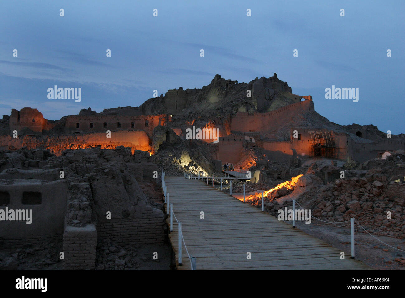 Vista de la antigua ciudadela (Arg e Bam) por la noche en Bam, un año después del terremoto que destruyó la ciudad entera, Irán, 20 de noviembre Foto de stock