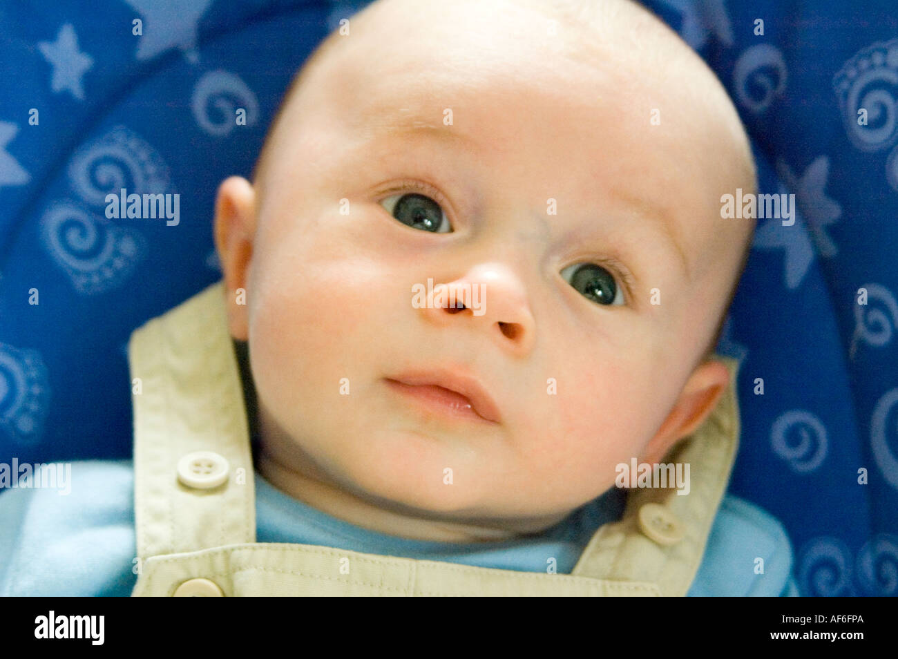 Cierre Horizontal en vertical de caucásico Baby Boy es un rostro angelical. Foto de stock