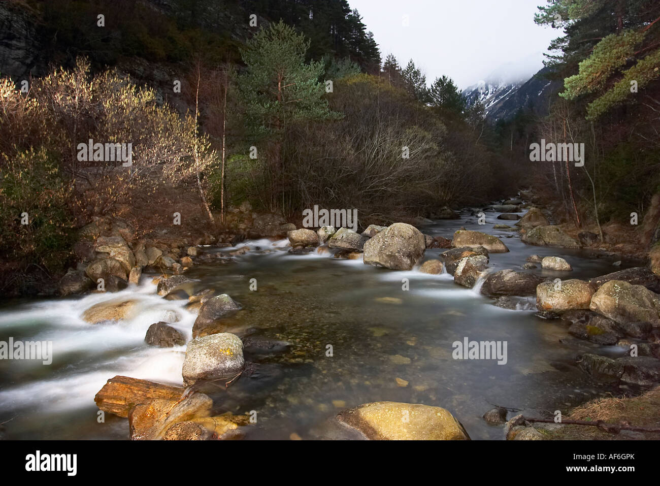 Río Sant Nicolau, Vall de Boí. Lleida España. Nocturna río Sant Nicolau, Vall de Boí, Lleida España Foto de stock