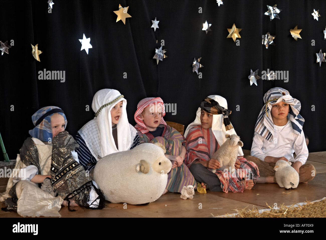 Los niños vestidos como pastores en la escuela primaria natividad jugar  Fotografía de stock - Alamy