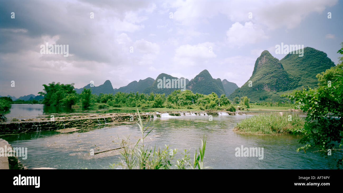Los paisajes de viajes de todo el mundo. Un paisaje mostrando las montañas en Guilin en Yangshuo, Guangxi en China en Asia. La cultura del Lejano Oriente Viajes de aventura Foto de stock