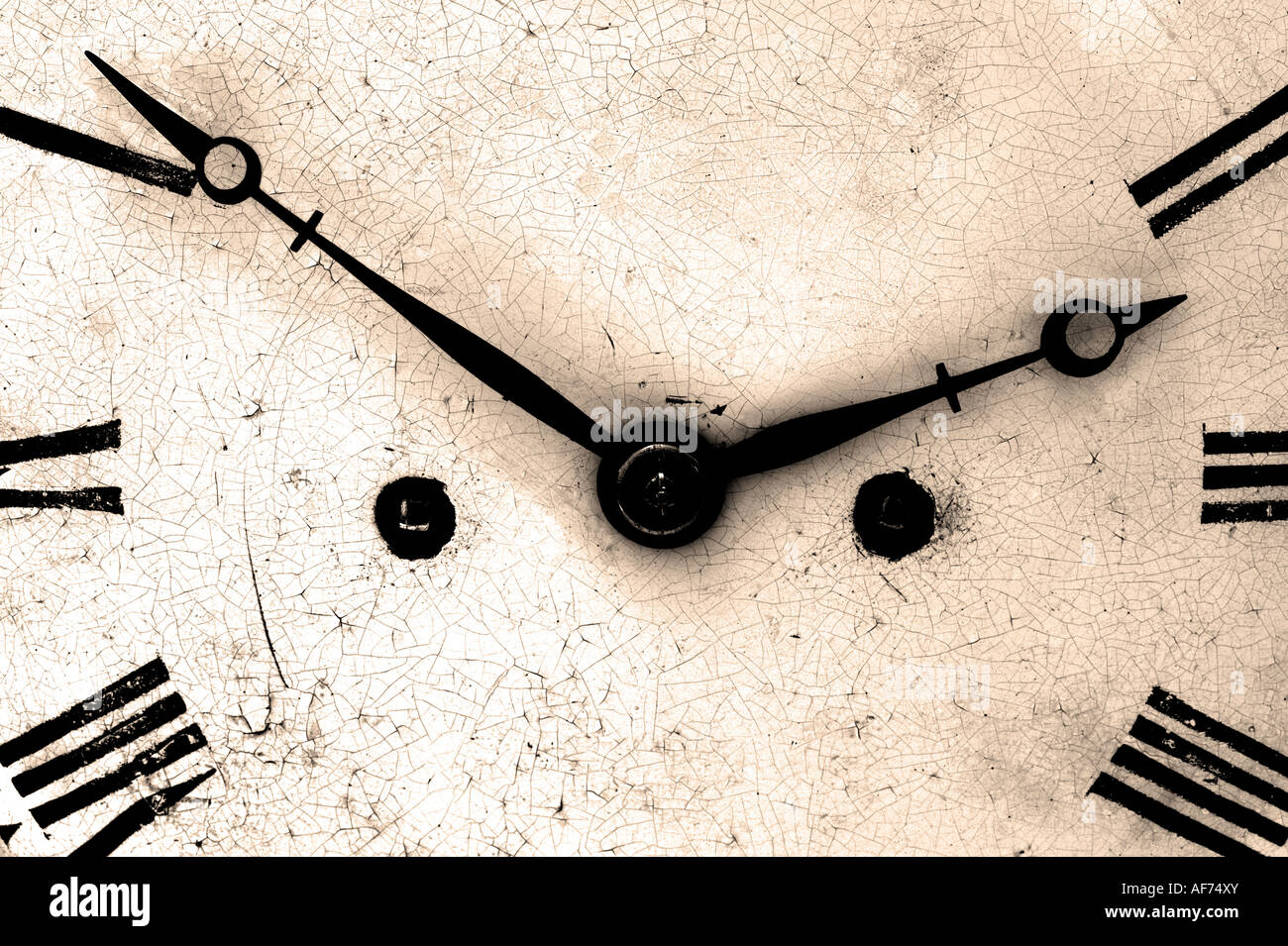 Cerca de un antiguo reloj, oscura y granuladas en tonos sepia. Foto de stock